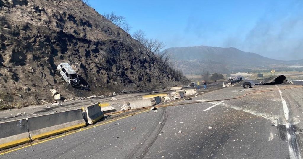 Un tráiler se vuelca y provoca una explosión en autopista Tepic-Guadalajara; hay 12 muertos