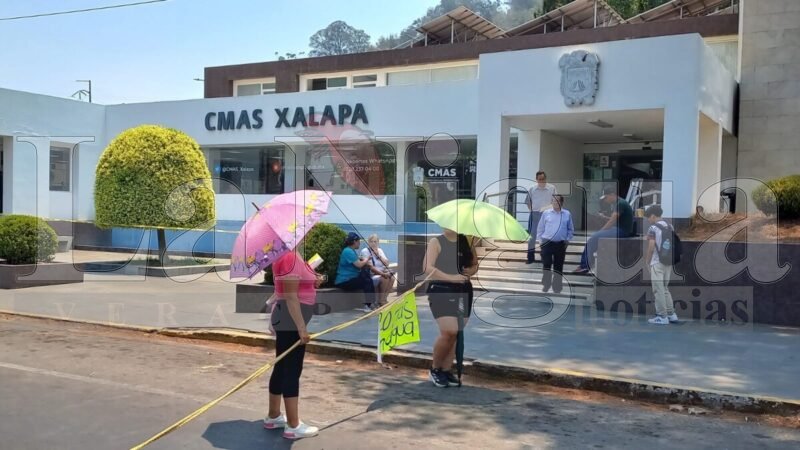 Bloqueo en Xalapa por falta de agua potable