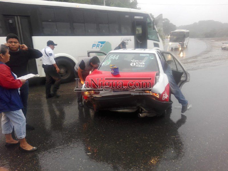 Irresponsable chofer, impacta a taxi y huye del lugar 1 WhatsApp Image 2019 02 24 at 20.50.20