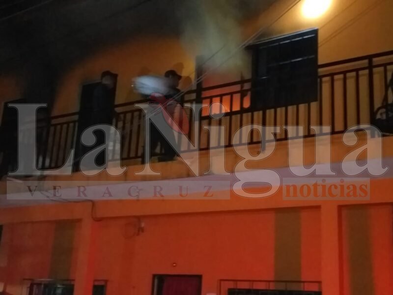 Voraz incendio en una vivienda en Gutiérrez Zamora