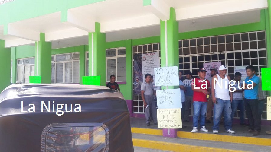 Otra vez toman palacio de Atzacan, ahora mototaxistas. 1