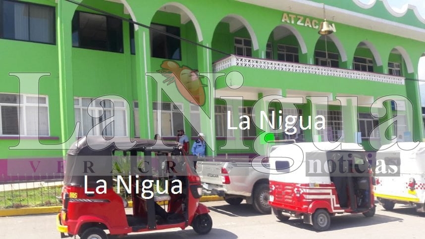 Otra vez toman palacio de Atzacan, ahora mototaxistas. 2 mtos 1