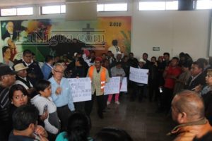Atienden funcionarios municipales a inconformes con policía1
