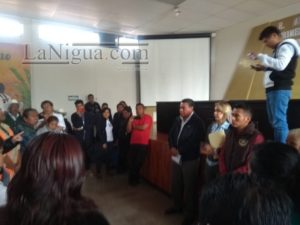 Atienden funcionarios municipales a inconformes con policía3