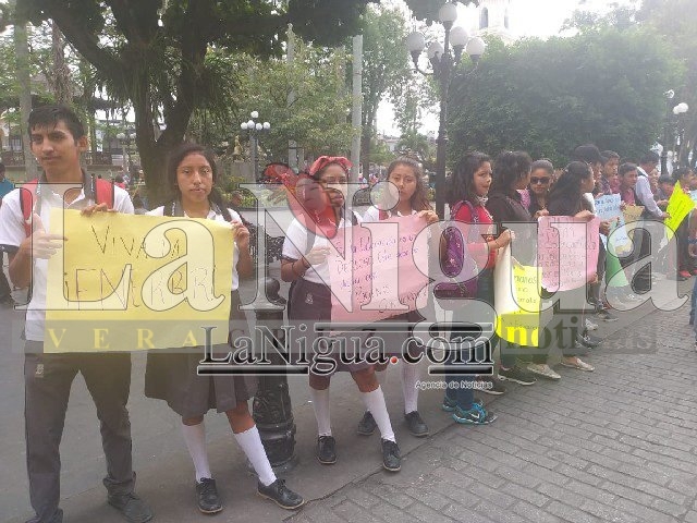 Se manifiestan estudiantes para exigir rehabilitación de aulas