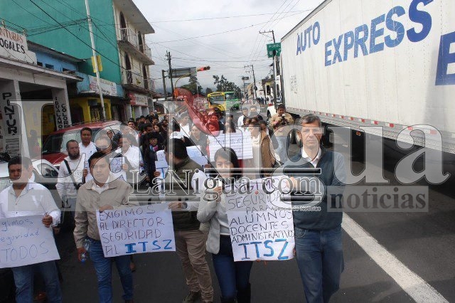 Profesores y estudiantes del ITSZ marchan por la paz