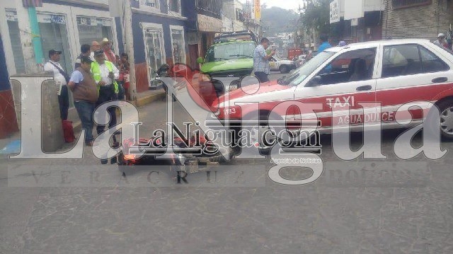 Impacta motociclista a taxi
