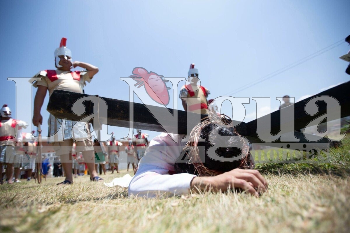 Joven Jesucristo cae de la cruz y se lesiona el cráneo
