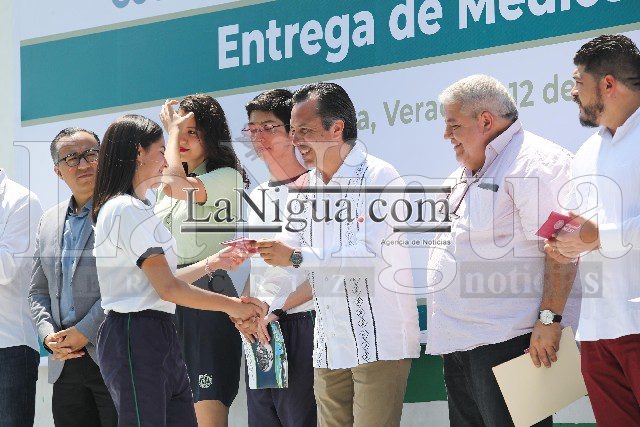Entrega Gobernador 190 mil 122 Becas “Benito Juárez”