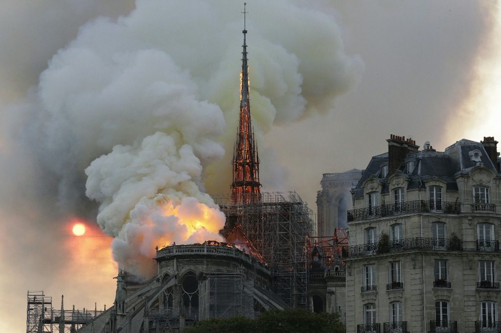 Devora el fuego el techo de Notre Dame; “daños colosales”