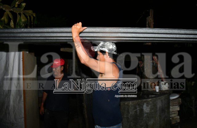 Ayuntamiento y DIF entregan apoyos a cordobés que perdió su casa en incendio.