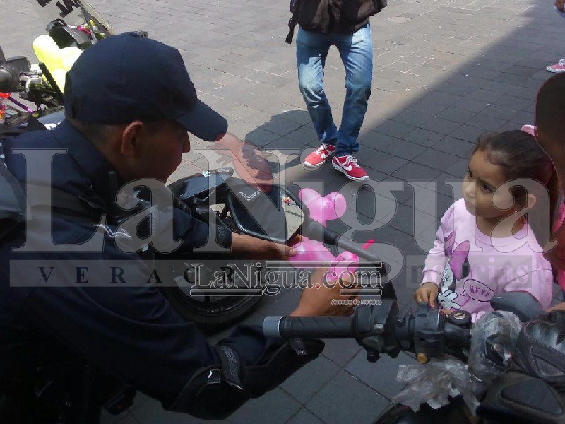 Regalan globos a niños elementos de la Policía Vial en Xalapa