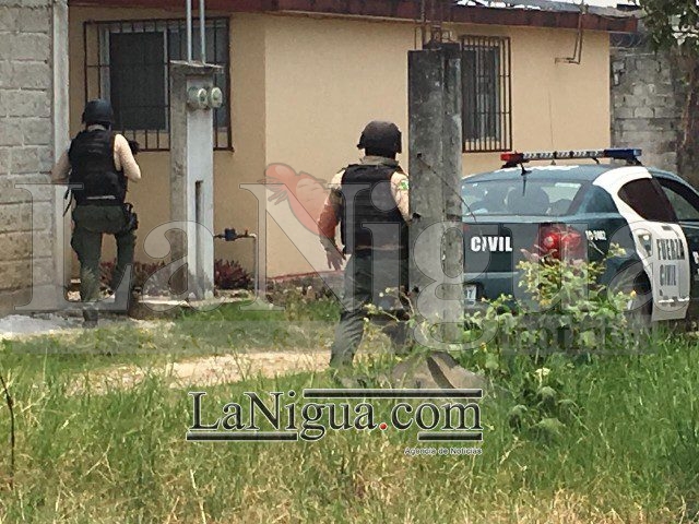 Aseguran camioneta abandonada en Peñuela