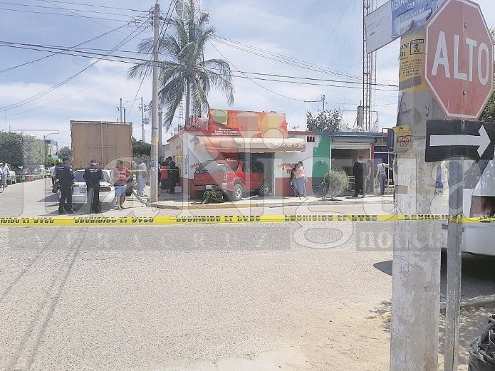 Camioneta se mete a restaurante y mata a niña que comía pizza en Sinaloa