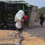 Vuelca tráiler cargado de maíz 4 volcadura2 4