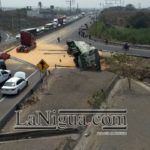 Vuelca tráiler cargado de maíz 1 volcadura7