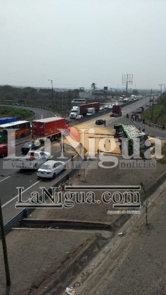 Vuelca tráiler cargado de maíz 2 volcadura8