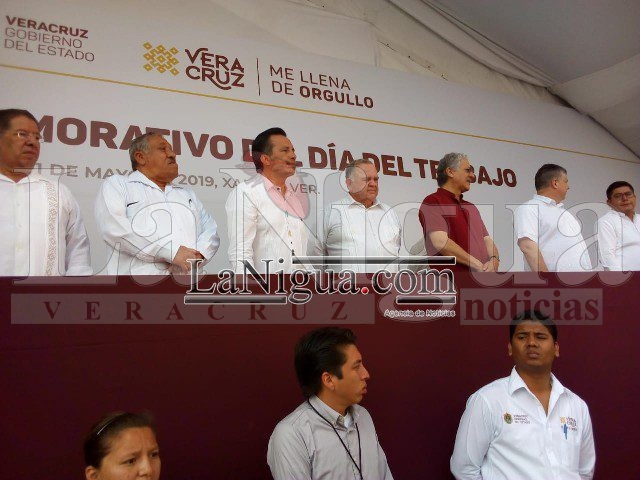 Gobernador preside desfile del Primero de Mayo en Xalapa