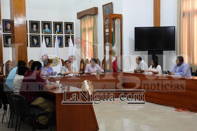 Firma Ayuntamiento acuerdo con sindicatos de trabajadores del municipio.