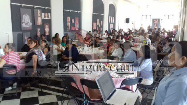 Imparten la conferencia “La mamá más mala del mundo”