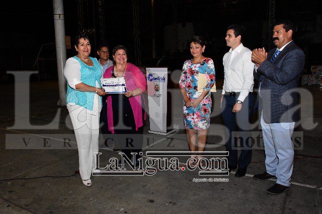 Organiza Ayuntamiento baile para maestros por su día