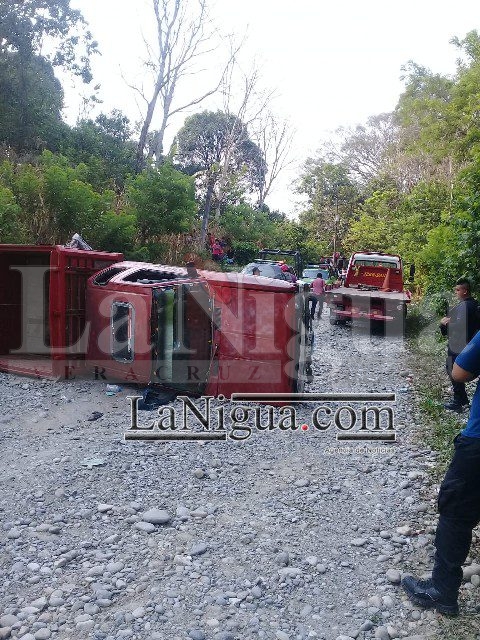 Siete personas lesionadas al volcar camioneta en Espinal