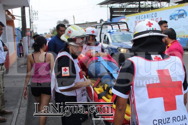 Camioneta impacta a motociclista