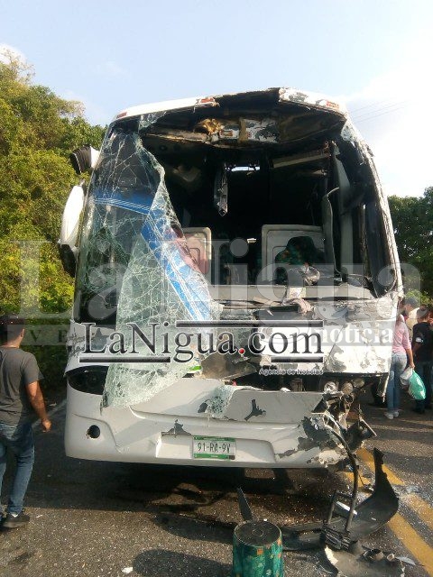 Se zafa doble rueda de tráiler y provoca aparatoso accidente rumbo a Gutiérrez Zamora