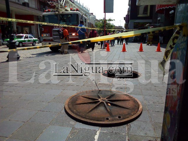 Cortocircuito en registro de CFE causa movilización de cuerpos de rescate