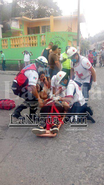 Se impactan motociclistas contra taxi en Papantla