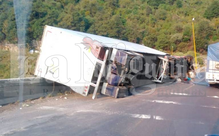 Vuelca tráiler de Bimbo y bloquea la circulación en la Puebla-Orizaba