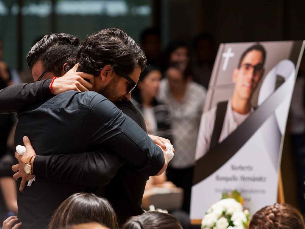 Entre abrazos y lágrimas, dan último adiós a Norberto Ronquillo