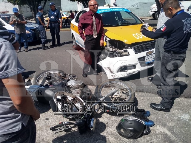 Un lesionado en choque entre moto y taxi