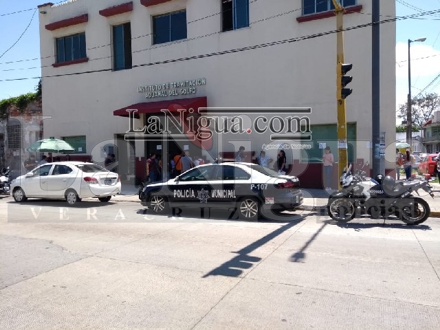 Asaltantes golpean a joven estudiante