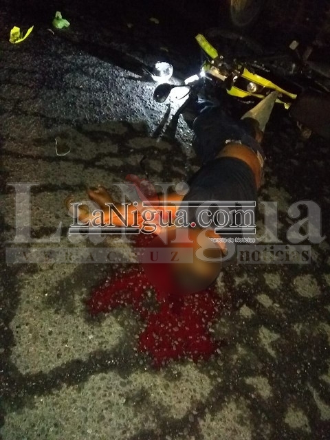 Muere motociclista tras chocar contra tortón descompuesto