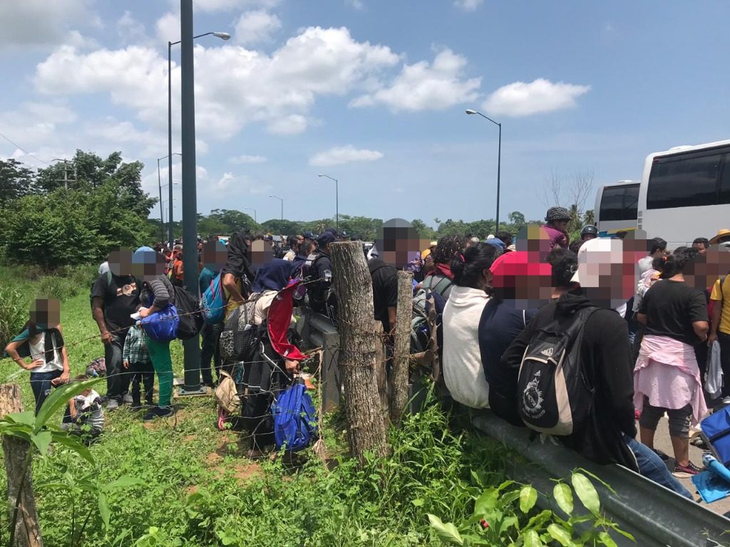 Detienen en Chiapas a 400 migrantes de una caravana
