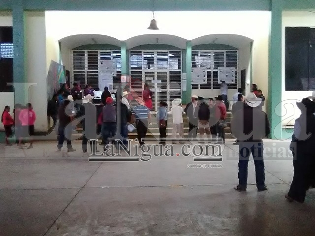 DISOLVER EL AYUNTAMIENTO DE MIXTLA ES PARA CITAR A DECLARAR A LOS SEÑALADOS EN EL CASO DEL ASESINATO DE LA ALCALDESA