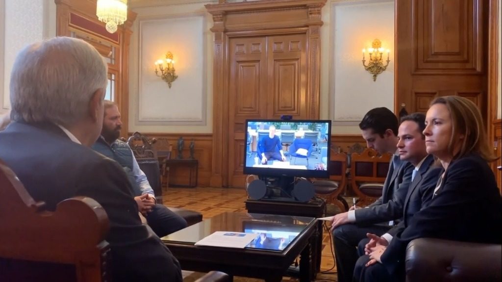 AMLO pide apoyo a Zuckerberg para expandir Internet