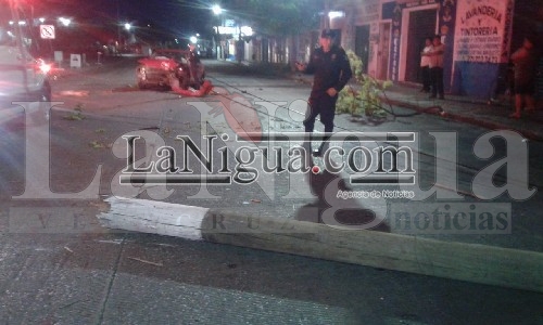 Se estrella contra poste