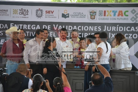 Ayuntamiento de Ixtaczoquitlán y SEV realizaron la segunda entrega de validaciones jurídicas a instituciones educativas