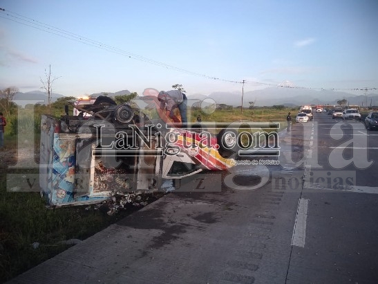 Vuelca camioneta repartidora de la empresa Pascual