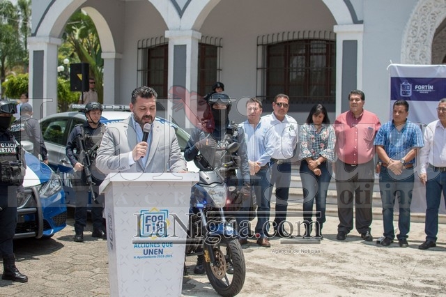 ENTREGA MANSUR OVIEDO PATRULLAS PARA REFORZAR LA SEGURIDAD EN FORTÍN