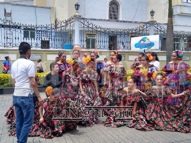 Realizan desfile del Festival de Folklore 2019