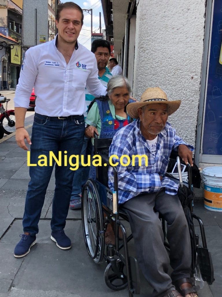 Entrega presidente del DIF silla de ruedas a abuelo