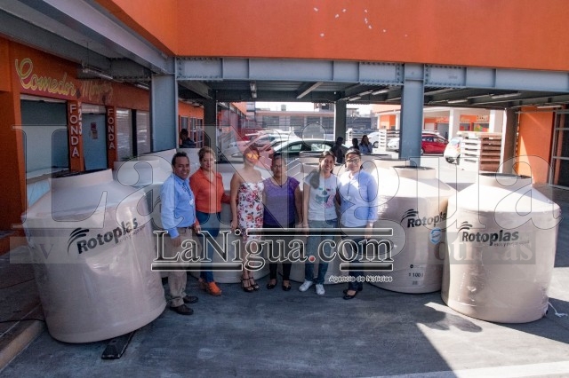 Se benefician 15 familias con entrega de tinacos