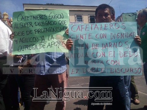 Se manifiestan cafetaleros por atrasos en apoyos