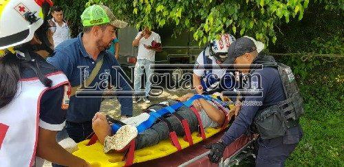 Choca motociclista contra camioneta