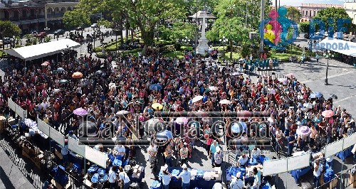 Realiza presidente del DIF magna entrega de útiles escolares