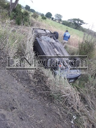 Vuelca sobre la carretera Paso del Macho-Camarón de Tejeda.