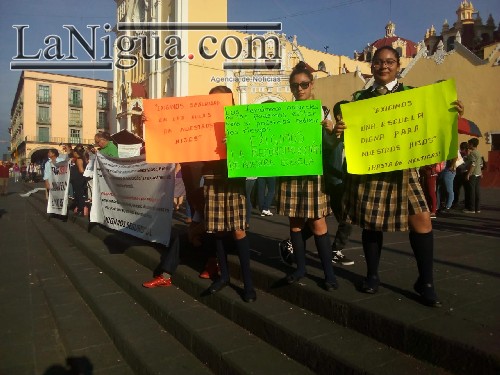 Se manifiestan Alumnos y padres de familia de la telesecundaria Carolino Anaya